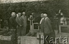 Sierpień 1984, Olsztyn, Polska.
Partyzanci Armii Krajowej (od lewej) Nil, Cekaem, Romuald Fedorowicz ps. Bob i Antoni Gregorczyk ps. Hall przy grobie Witolda Hajdula ps. Walet.
Fot. NN, kolekcja Wincentego Borodziewicza, zbiory Ośrodka KARTA, przekazała Wanda Borodziewicz