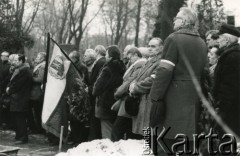 1983, Warszawa, Polska.
Pogrzeb partyzanta  6 Wileńskiej Samodzielnej Brygady Partyzanckiej Armii Krajowej Władysława Maleszewskiego na Powązkach.
Fot. NN, kolekcja Wincentego Borodziewicza, zbiory Ośrodka KARTA, przekazała Wanda Borodziewicz