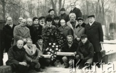 1983, Warszawa, Polska.
Pogrzeb partyzanta 6 Wileńskiej Samodzielnej Brygady Partyzanckiej Armii Krajowej Władysława Maleszewskiego ps. Żubr na Powązkach.
Fot. NN, kolekcja Wincentego Borodziewicza, zbiory Ośrodka KARTA, przekazała Wanda Borodziewicz
