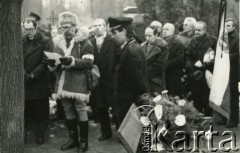 1983, Warszawa, Polska.
Pogrzeb partyzanta  6 Wileńskiej Samodzielnej Brygady Partyzanckiej Armii Krajowej Władysława Maleszewskiego na Powązkach. Zbigniew Maleszewski ps. Zbych odczytuje apel pożegnalny.
Fot. NN, kolekcja Wincentego Borodziewicza, zbiory Ośrodka KARTA, przekazała Wanda Borodziewicz
