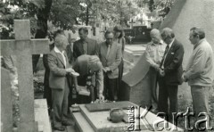 Sierpień 1977, Warszawa, Polska.
Spotkanie byłych partyzantów 6 Wileńskiej Samodzielnej Brygady Partyzanckiej Armii Krajowej na cmentarzu, na którym został pochowany ich dowódca mjr Franciszek Koprowski ps. Konar.
Fot. NN, kolekcja Wincentego Borodziewicza, zbiory Ośrodka KARTA, przekazała Wanda Borodziewicz