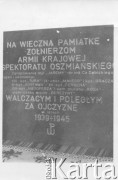Brak daty, Toruń, Polska.
Tablica pamiątkowa żołnierzy Armii Krajowej Inspektoratu Oszmiańskiego zaprojektowana i ufundowana przez Bronisława Awgula ps. Berezyna. Została wmurowana w ścianę kościoła p.w. Matki Boskiej Zwycięskiej.
Fot. NN, kolekcja Wincentego Borodziewicza, zbiory Ośrodka KARTA, przekazała Wanda Borodziewicz