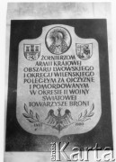 Ok. 1980, Częstochowa, Polska.
Tablica pamiątkowa Armii Krajowej Obszaru Lwowskiego wmurowana 1 sierpnia 1980 roku w ścianę kościoła na Jasnej Górze.
Fot. NN, kolekcja Wincentego Borodziewicza, zbiory Ośrodka KARTA, przekazała Wanda Borodziewicz
