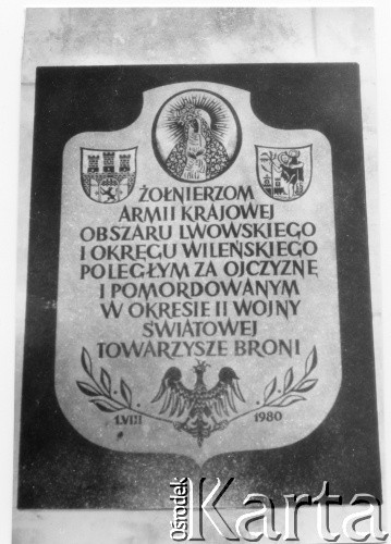 Ok. 1980, Częstochowa, Polska.
Tablica pamiątkowa Armii Krajowej Obszaru Lwowskiego wmurowana 1 sierpnia 1980 roku w ścianę kościoła na Jasnej Górze.
Fot. NN, kolekcja Wincentego Borodziewicza, zbiory Ośrodka KARTA, przekazała Wanda Borodziewicz