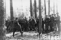 Lipiec 1944, Puszcza Rudnicka.
Major Czesław Dębicki ps. Jerema dokonuje odprawy partyzantów swojego zgrupowania. 
Fot. NN, kolekcja Wincentego Borodziewicza, zbiory Ośrodka KARTA, przekazała Wanda Borodziewicz