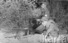 Lipiec 1944, Polska.
Obsługa karabinu maszynowego z 1 batalionu 77 pułku piechoty Armii Krajowej.
Fot. NN, kolekcja Wincentego Borodziewicza, zbiory Ośrodka KARTA, przekazała Wanda Borodziewicz