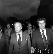 Sierpień 1980, Gdańsk, Polska.
Strajk okupacyjny w Stoczni Gdańskiej im. Lenina. Członkowie komisji rządowej: na pierwszym planie z lewej Mieczysław Jagielski, z prawej dyrektor stoczni Klemens Gniech, w głębi, w okularach Tadeusz Fiszbach.
Fot. Zbigniew Trybek, zbiory Ośrodka KARTA