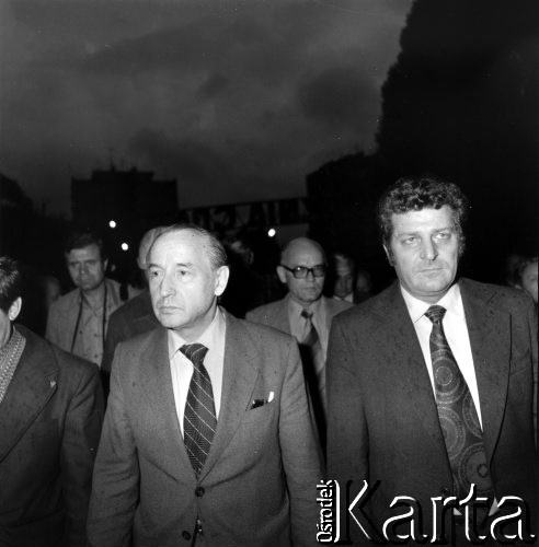 Sierpień 1980, Gdańsk, Polska.
Strajk okupacyjny w Stoczni Gdańskiej im. Lenina. Członkowie komisji rządowej: na pierwszym planie z lewej Mieczysław Jagielski, z prawej dyrektor stoczni Klemens Gniech, w głębi, w okularach Tadeusz Fiszbach.
Fot. Zbigniew Trybek, zbiory Ośrodka KARTA