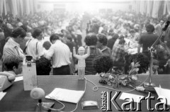 Sierpień 1980, Gdańsk, Polska.
Strajk okupacyjny w Stoczni Gdańskiej im. Lenina. Obrady Międzyzakładowej Komisji Strajkowej. 
Fot. Zbigniew Trybek, zbiory Ośrodka KARTA