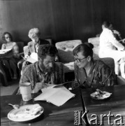Sierpień 1980, Gdańsk, Polska.
Strajk okupacyjny w Stoczni Gdańskiej im. Lenina. Andrzej Gwiazda i Anna Walentynowicz, członkowie prezydium MKS-u. 
Fot. Zbigniew Trybek, zbiory Ośrodka KARTA
