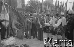 28.06.1981, Poznań, Polska.
Odsłonięcie pomnika Ofiar Czerwca 1956. Na zdjęciu poczet sztandarowy, mężczyźni w strojach kosynierów i górnicy w strojach galowych. Na sztandarze Matka Boska i napis: 