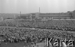 27.06.1981, Poznań, Polska.
Tłum w czasie mszy świetej przed jednym z poznańskich zakładów z okazji odsłonięcia tablicy pamiątkowej ku czci Ofiar Czerwca 1956.
Fot. Zbigniew Trybek, zbiory Ośrodka KARTA