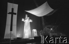 27-28.06.1981, Poznań, Polska.
Plac Mickiewicza - nocna próba przed odsłonięciem pomnika Ofiar Czerwca 1956.
Fot. Zbigniew Trybek, zbiory Ośrodka Karta