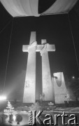 27-28.06.1981, Poznań, Polska.
Plac Mickiewicza - nocna próba przed odsłonięciem pomnika Ofiar Czerwca 1956.
Fot. Zbigniew Trybek, zbiory Ośrodka Karta