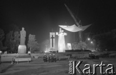 27-28.06.1981, Poznań, Polska.
Plac Mickiewicza - nocna próba przed odsłonięciem pomnika Ofiar Czerwca 1956.
Fot. Zbigniew Trybek, zbiory Ośrodka Karta