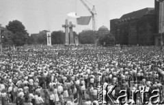 28.06.1981, Poznań, Polska.
Plac Mickiewicza - tłum zebrany na uroczystości  odsłonięcia pomnika Ofiar Czerwca 1956.
Fot. Zbigniew Trybek, zbiory Ośrodka KARTA.