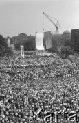 28.06.1981, Poznań, Polska.
Plac Mickiewicza - tłum zebrany na uroczystości  odsłonięcia pomnika Ofiar Czerwca 1956. Nad ludźmi powiewa biało-czerwona flaga zawieszona na dźwigu.
Fot. Zbigniew Trybek, zbiory Ośrodka KARTA.