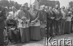 28.06.1981, Poznań, Polska.
Odsłonięcie pomnika Ofiar Czerwca 1956 - ksiądz na wózku inwalidzkim i trzech biskupów, trzeci od prawej stoi Piotr Baumgart, za nim Lech Wałęsa.
Fot. Zbigniew Trybek, zbiory Ośrodka KARTA