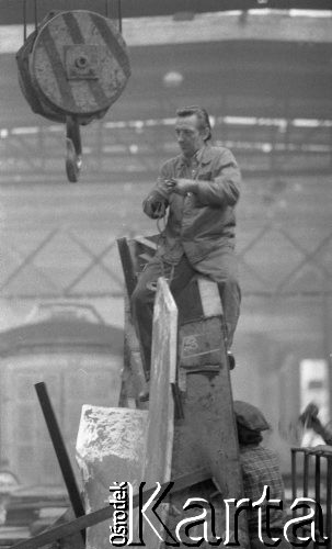 Maj - czerwiec 1981, Poznań, Polska.
Zakłady Przemysłu Metalowego im. Hipolita Cegielskiego. Robotnicy budują pomnik Ofiar Czerwca 1956.
Fot. Zbigniew Trybek, zbiory Ośrodka KARTA