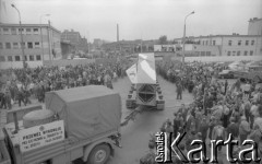 19.06.1981, Poznań, Polska.
Transport elementów pomnika Ofiar Czerwca 1956 przejeżdża ulicą Poznania. Na chodniku zebrał się tłum.
Fot. Zbigniew Trybek, zbiory Ośrodka KARTA