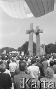 28.06.1981, Poznań, Polska.
Plac Mickiewicza - tłum zebrany na uroczystości  odsłonięcia pomnika Ofiar Czerwca 1956. 
Fot. Zbigniew Trybek, zbiory Ośrodka KARTA.