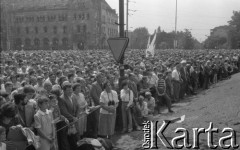 28.06.1981, Poznań, Polska.
Odsłonięcie pomnika Ofiar Czerwca 1956. Na zdjęciu tłum zgromadzony na uroczystości.
Fot. Zbigniew Trybek, zbiory Ośrodka KARTA