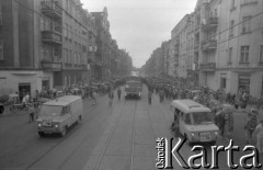 19.06.1981, Poznań, Polska.
Transport elementów pomnika Ofiar Czerwca 1956, samochód ciężarowy z przyczepą pilotowany przez nysę i żuka.
Fot. Zbigniew Trybek, zbiory Ośrodka KARTA