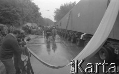 19.06.1981, Poznań, Polska.
Transport elementów pomnika Ofiar Czerwca 1956. Samochód ciężarowy i flaga.
Fot. Zbigniew Trybek, zbiory Ośrodka KARTA