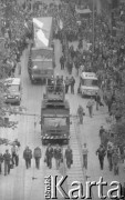 19.06.1981, Poznań, Polska.
Transport elementów pomnika Ofiar Czerwca 1956. Ciężarówce wiozącej pomnik towarzyszy tłum.
Fot. Zbigniew Trybek, zbiory Ośrodka KARTA