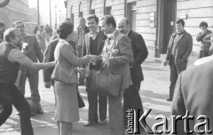 23.09.1980, Warszawa, Polska.
Marian Jurczyk witany przez przedstawicieli mazowieckich Międzyzakładowych Komitetów Założycielskich. W środku stoi Zbigniew Bujak, 1. z lewej Krzysztof Jagielski.
Fot. Zbigniew Trybek, zbiory Ośrodka KARTA

