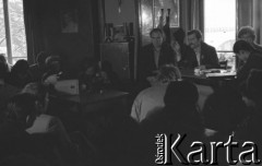 24.09.1980, Warszawa, Polska.
Lech Wałęsa i Bogdan Lis (pierwszy z prawej przy oknie) w siedzibie Klubu Inteligencji Katolickiej na kilka godzin przed złożeniem w Sądzie Wojewódzkim wniosku o rejestrację NSZZ 