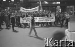 23.09.1980, Warszawa, Polska.
Pracownicy Zakładów Mechanicznych Ursus na Dworcu Centralnym w oczekiwaniu na Lecha Wałęsę. Niosą flagę biało-czerwoną oraz transparenty z hasłami: 