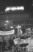 23.09.1980, Warszawa, Polska.
Pracownicy Zakładów Mechanicznych Ursus na Dworcu Centralnym w oczekiwaniu na Lecha Wałęsę. Niosą flagę biało-czerwona oraz transparenty z hasłami: 