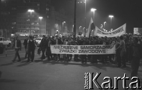 23.09.1980, Warszawa, Polska.
Pracownicy Zakładów Mechanicznych Ursus na Dworcu Centralnym w oczekiwaniu na Lecha Wałęsę. Niosą flagę biało-czerwona oraz transparenty z hasłami: 
