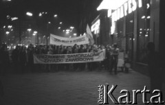 23.09.1980, Warszawa, Polska.
Pracownicy Zakładów Mechanicznych Ursus na Dworcu Centralnym w oczekiwaniu na Lecha Wałęsę. Niosą flagę biało-czerwona oraz transparenty z hasłami: 