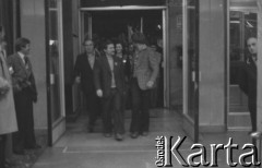 24.09.1980, Warszawa, Polska.
Lech Wałęsa na czele delegacji wchodzi do siedziby Agencji Prasowej Interpress, z lewej Henryk Mażul, z prawej (odwrócony) Waldemar Stawicki.
Fot. Zbigniew Trybek, zbiory Ośrodka KARTA

