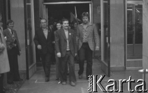 24.09.1980, Warszawa, Polska.
Lech Wałęsa na czele delegacji wchodzi do siedziby Agencji Prasowej Interpress, obok L. Wałęsy Henryk Mażul (z lewej) i Waldemar Stawicki (z prawej).
Fot. Zbigniew Trybek, zbiory Ośrodka KARTA

