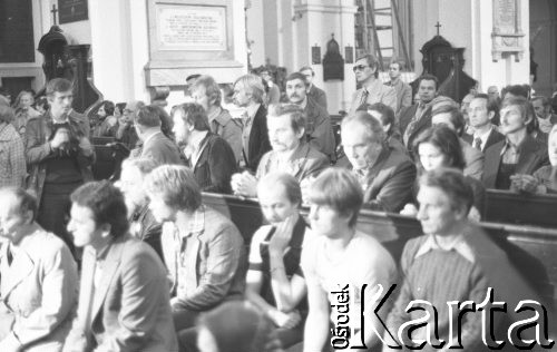 24.09.1980, Warszawa, Polska.
Msza święta w Kościele pw. św. Krzyża przy Krakowskim Przedmieściu na kilka godzin przed złożeniem w Sądzie Wojewódzkim przez przedstawicieli Krajowej Komisji Porozumiewawczej wniosku o rejestrację NSZZ 