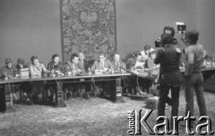 31.10.1980, Warszawa, Polska.
Gmach Urzędu Rady Ministrów. Rozmowy rządu z delegacją NSZZ 