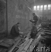 Maj - czerwiec 1981, Poznań, Polska.
Zakłady Przemysłu Metalowego im. Hipolita Cegielskiego. Robotnicy budują pomnik Ofiar Czerwca 1956.
Fot. Zbigniew Trybek, zbiory Ośrodka KARTA