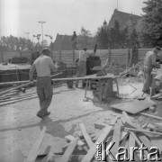 Czerwiec 1981, Poznań, Polska.
Robotnicy na placu budowy pomnika Ofiar Czerwca 1956.
Fot. Zbigniew Trybek, zbiory Ośrodka KARTA