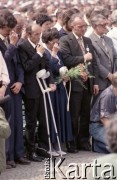 28.06.1981, Poznań, Polska.
Plac Mickiewicza - odsłonięcie pomnika Ofiar Czerwca 1956. Z lewej strony z kulami stoi Stanisław Matyja, obok niego Anna Strzałkowska, matka zabitego w czasie Wydarzeń Czerwcowych Romka Strzałkowskiego.
Fot. Zbigniew Trybek, zbiory Ośrodka KARTA