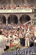 28.06.1981, Poznań, Polska.
Plac Mickiewicza - odsłonięcie pomnika Ofiar Czerwca 1956. Na zdjęciu tłum zebrany na mszy świętej. W tle transparent 