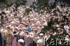 28.06.1981, Poznań, Polska.
Plac Mickiewicza - odsłonięcie pomnika Ofiar Czerwca 1956. Na zdjęciu tłum zebrany na mszy świętej. 
Fot. Zbigniew Trybek, zbiory Ośrodka KARTA