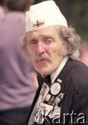 28.06.1981, Poznań, Polska.
Odsłonięcie pomnika Ofiar Czerwca 1956 - mężczyzna ze znaczkami Solidarności wpiętymi w klapę marynarki.
Fot. Zbigniew Trybek, zbiory Ośrodka KARTA