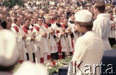 28.06.1981, Poznań, Polska.
Odsłonięcie pomnika Ofiar Czerwca 1956 - msza święta. Księża stoją z kielichami w czasie liturgii.
Fot. Zbigniew Trybek, zbiory Ośrodka KARTA