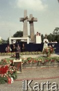 28.06.1981, Poznań, Polska.
Uroczystość odsłonięcia pomnika Ofiar czerwca 1956. Na zdjęciu msza święta - przed ołtarzem stoją górnik, żołnierz i mężczyzna w stroju ludowym, obok stoi ksiądz z krzyżem. Z ambony przemawia duchowny.
Fot. Zbigniew Trybek, zbiory Ośrodka KARTA