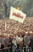 28.06.1981, Poznań, Polska.
Tłum zebrany w czasie uroczystości odsłonięcia pomnika Ofiar Czerwca 1956.
Fot. Zbigniew Trybek, zbiory Ośrodka KARTA