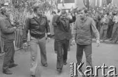 Sierpień 1980, Gdańsk, Polska.
Strajk okupacyjny w Stoczni Gdańskiej im. Lenina. W środku idzie Lech Wałęsa, z lewej jego ochroniarz Waldemar Stawicki.
Fot. Zbigniew Trybek, zbiory Ośrodka KARTA


