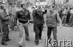 Sierpień 1980, Gdańsk, Polska.
Strajk okupacyjny w Stoczni Gdańskiej im. Lenina. W środku z uniesionymi rękami Lech Wałęsa.
Fot. Zbigniew Trybek, zbiory Ośrodka KARTA